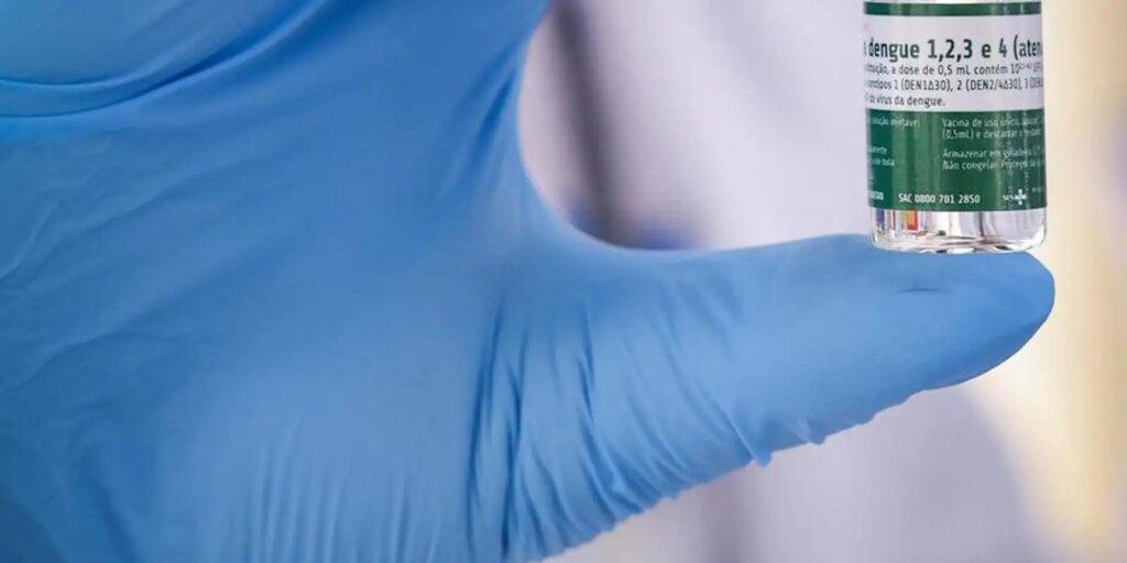 comeca-vacinacao-de-1,2-milhao-de-profissionais-de-saude-contra-dengue