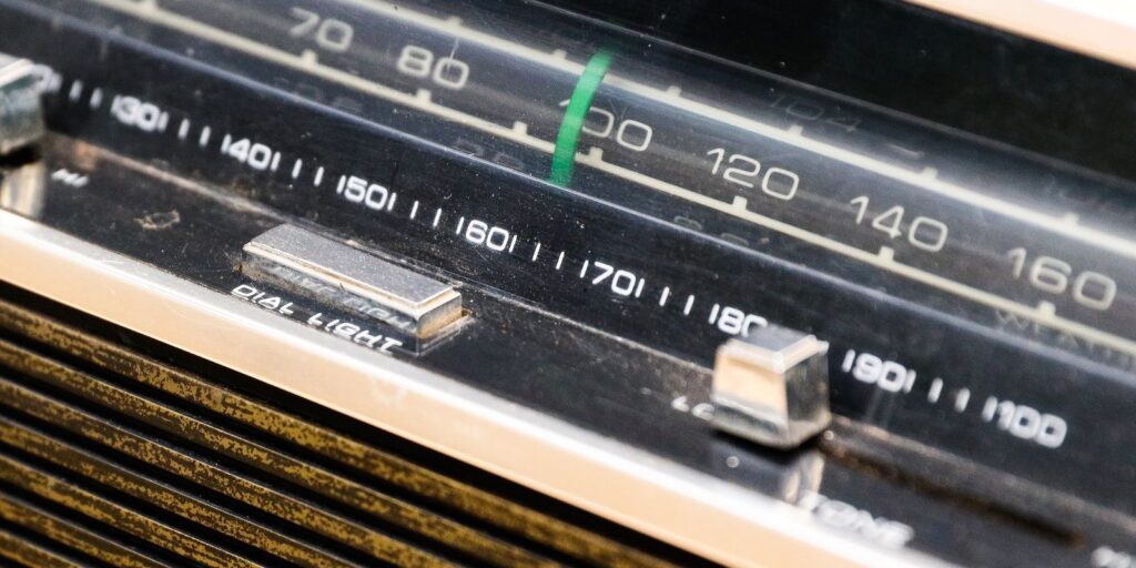 dia-do-radio:-a-invencao-que-resiste-ao-tempo-e-sua-legiao-de-fas