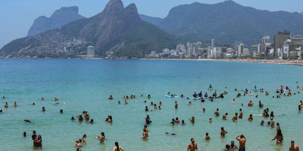 carnaval:-salva-vidas-resgatam-453-pessoas-no-litoral-fluminense