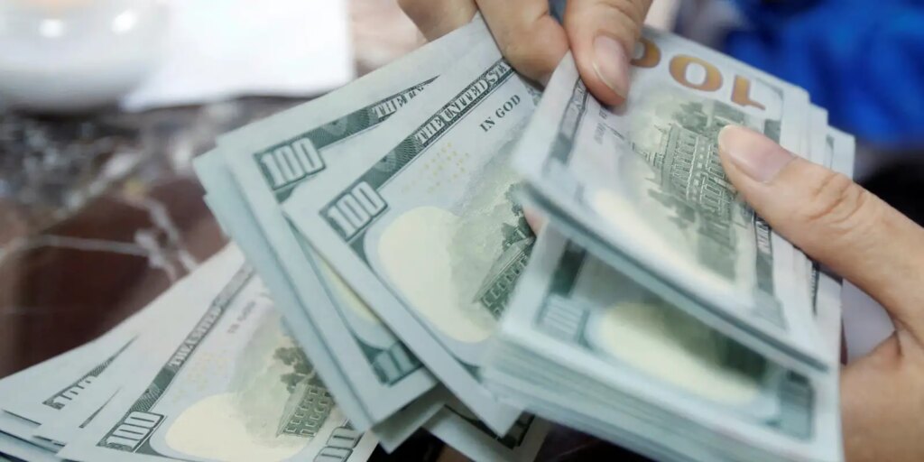 dolar-cai-1,6%-e-fecha-em-r$-5,23-com-alivio-externo