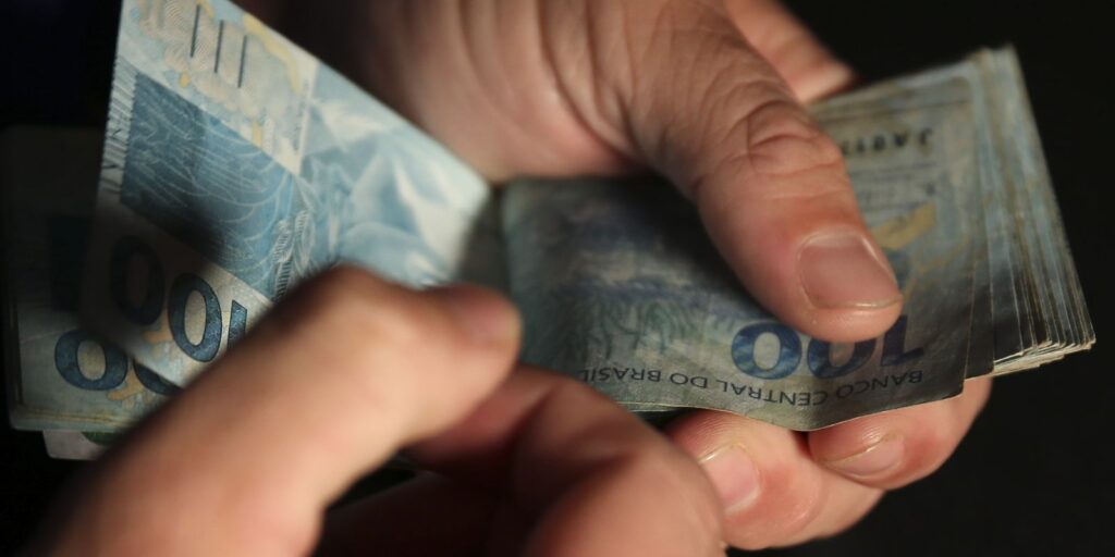 caixa-e-bb-liberam-abono-salarial-para-nascidos-em-marco-e-abril
