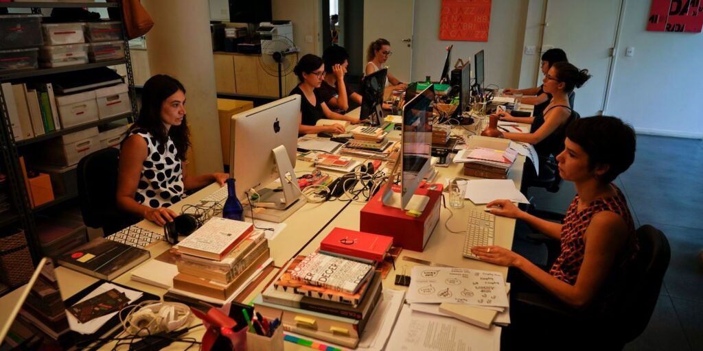 emprego-feminino-aumenta-11%,-mas-desigualdade-salarial-persiste