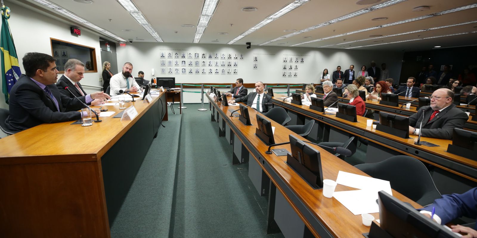 conselho-de-etica-adia-analise-contra-deputados-golpistas