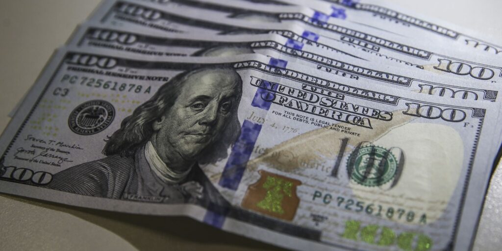 dolar-fecha-abaixo-de-r$-4,90-pela-primeira-vez-em-28-meses