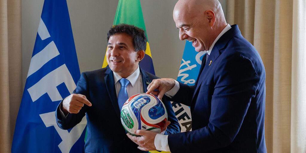 ministro-do-esporte-entrega-marco-regulatorio-da-copa-feminina-a-fifa