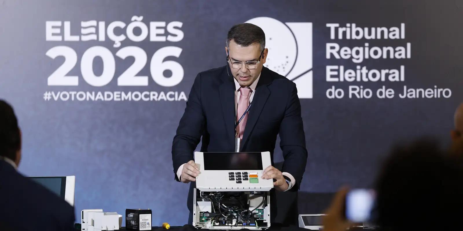 tre-rj-abre-urna-para-o-publico-e-defende-seguranca-do-voto-eletronico
