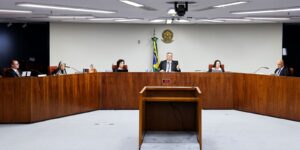 dino-e-moraes-defendem-rediscutir-dispensa-de-diploma-para-jornalista