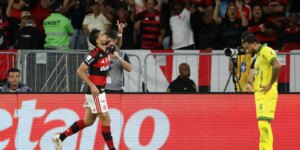 flamengo-vence-e-fica-a-um-ponto-do-palmeiras,-lider-do-brasileirao