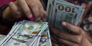 dolar-fecha-abaixo-de-r$-5-e-recua-1,58%-na-semana