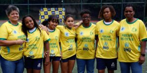 ex-jogadoras-da-selecao-de-futebol-incentivam-alunas-em-escolas-do-rio