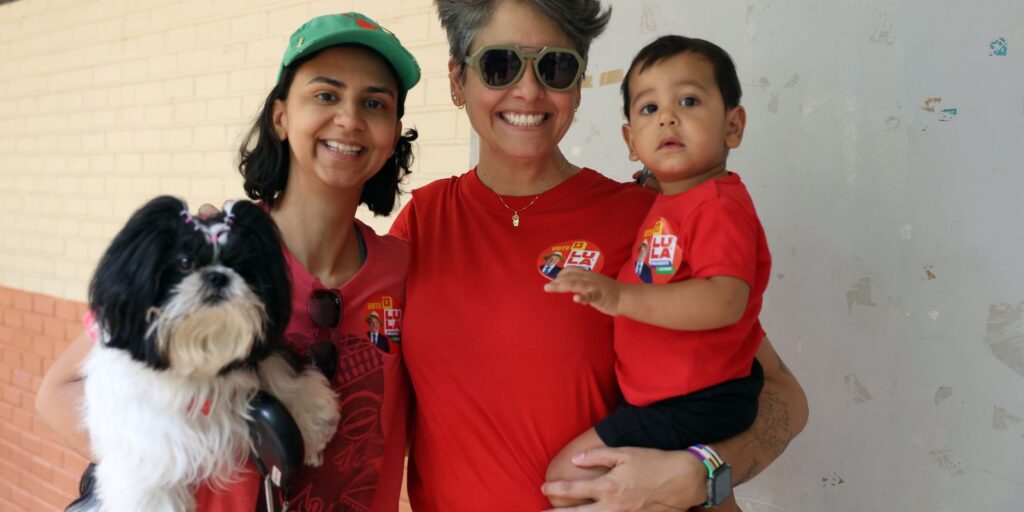 pais-levam-filhos-a-secoes-eleitorais-para-ensinar-democracia