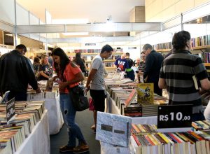 cresce-numero-de-consumidores-de-livros-em-2025-no-brasil