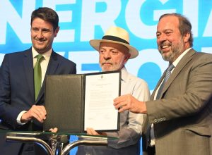 governo-renova-contratos-com-distribuidoras-de-energia-em-13-estados