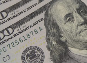 dolar-sobe-a-r$-5,06,-e-bolsa-cai-com-tensao-global-e-ruido-politico