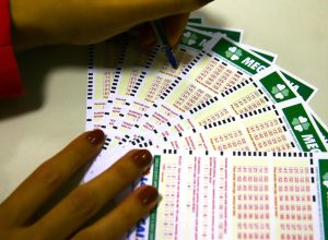 mega-30-anos-sorteia-premio-especial-de-r$-320-milhoes;-assista-aqui