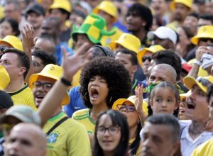 torcedores-se-reunem-no-centro-de-sp-para-assistir-ao-jogo-do-brasil