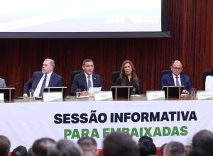 presidente-do-tse-defende-urna-eletronica-em-reuniao-com-embaixadores