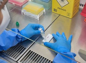 anvisa-atualiza-regras-sobre-controle-de-qualidade-em-laboratorios